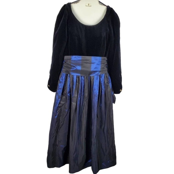 Laura Ashley Velvet Deep V-Neck Bow on Back Long Sleeves Dress Size 12 - Picture 1 of 14
